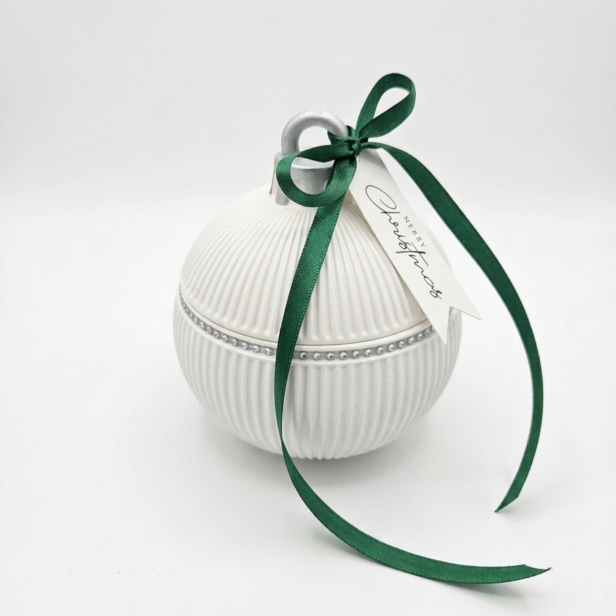 Žvakė Christmas Bauble Elegance – Balta / Auksinė / Žiemos stebuklas