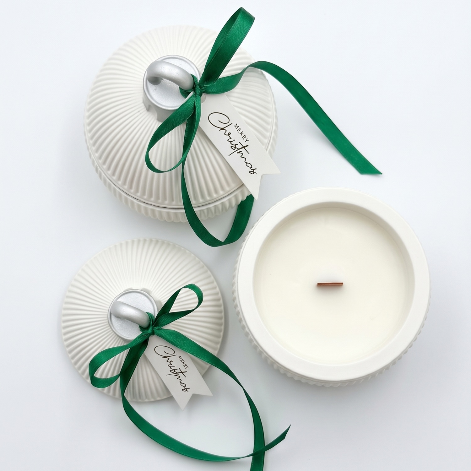 Žvakė Christmas Bauble Elegance – Balta / Auksinė / Žiemos stebuklas